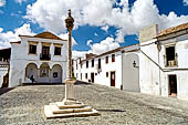Monsaraz - Il pelourinho sulla piazza antistante la Chiesa Madre.